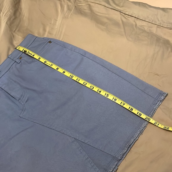Lord & Taylor Denim Light/Medium Blue Skirt. Size 6 - Picture 4 of 7
